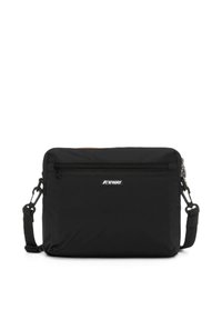 Svart nylon budveske med justerbar stropp, frontlomme med glidelås, og subtil merkevare. Glatt tekstur og rektangulær form.