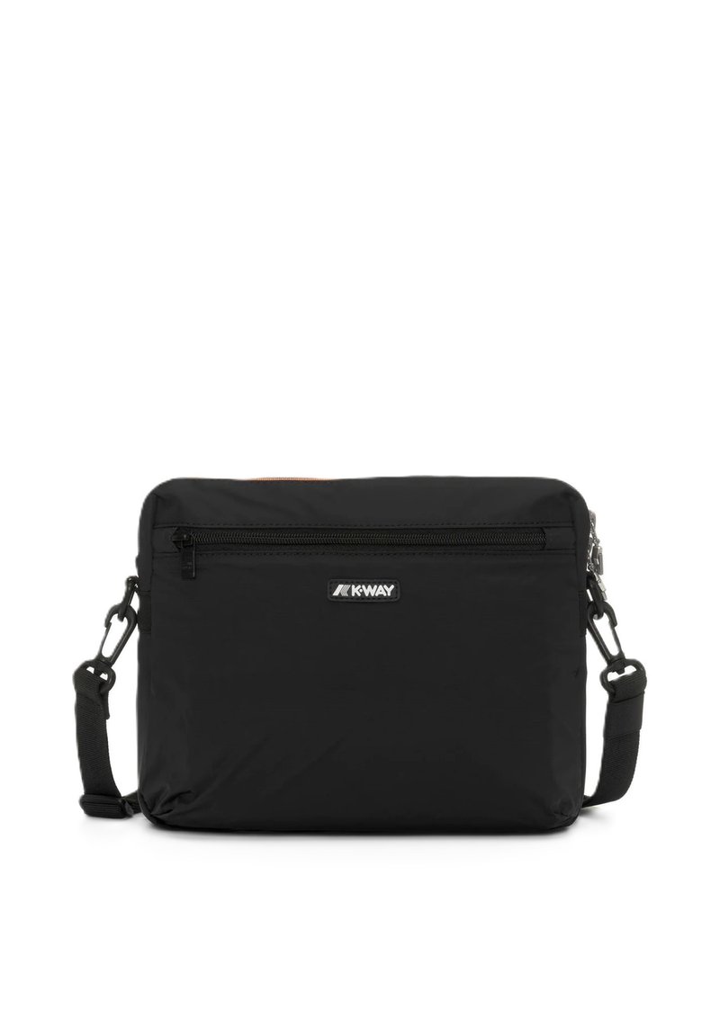 Svart nylon budveske med justerbar stropp, frontlomme med glidelås, og subtil merkevare. Glatt tekstur og rektangulær form.