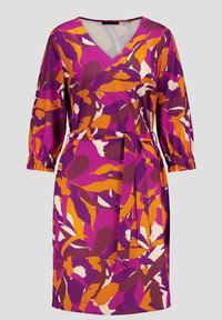 Aansluitende jurk in een levendige paarse, oranje en witte bloemenprint. Heeft een V-hals en 3/4 elastische mouwen met een strikceintuur op de taille.