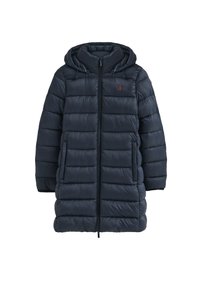 Marinblå pufferjacka med dragkedja, huva och horisontellt kviltade sektioner. Har en liten röd logotyp på bröstet och sidofickor.