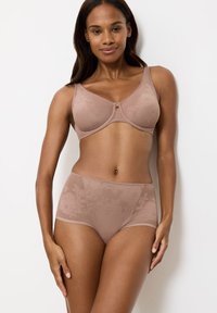 Geformter BH und hoch tailliertes Unterwäsche-Set in sanftem Beige mit Blumenmustern, mit glattem Stoff und dezentem Glanz.