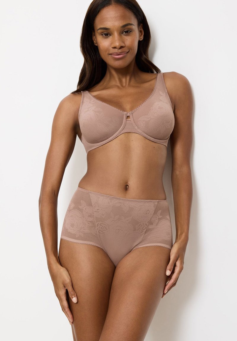 Geformter BH und hoch tailliertes Unterwäsche-Set in sanftem Beige mit Blumenmustern, mit glattem Stoff und dezentem Glanz.