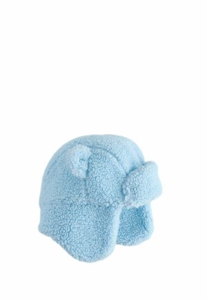 Lyseblå fleece vinterhat med øreklapper og små runde ører på toppen, designet til varme og komfort.