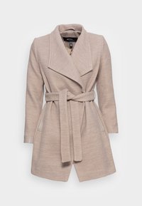 Beige kappa med en omslagdesign, sjalkrage och knytbälte, med sidofickor och slät textur.