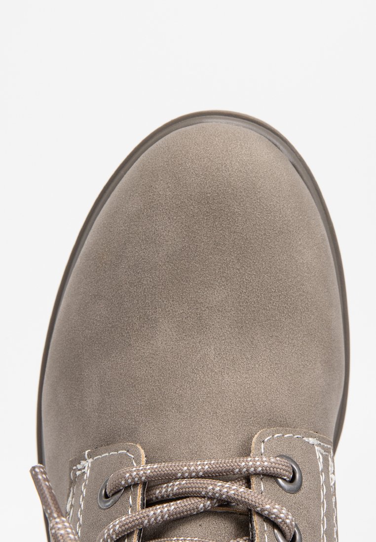 Bruine suède schoen met een ronde neus, metalen veterogen en contrasterende veters. Het bovenwerk heeft een zachte textuur en witte stiksels als accent.