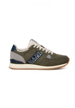 Sneaker verde oliva e beige con lacci bianchi, suola strutturata e pannello logo blu navy sul lato e sul tallone.