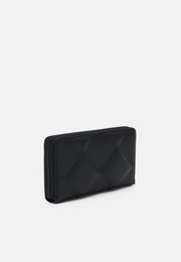 Calvin Klein LOCK QUILT WALLET - Piniginė - black