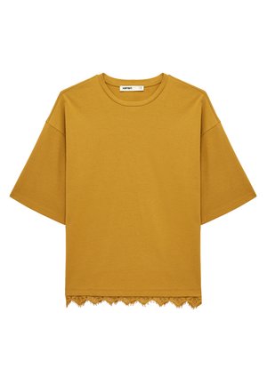 Musztardowo żółty t-shirt z krótkim rękawem, okrągłym dekoltem i koronkowym wykończeniem na dolnym brzegu.