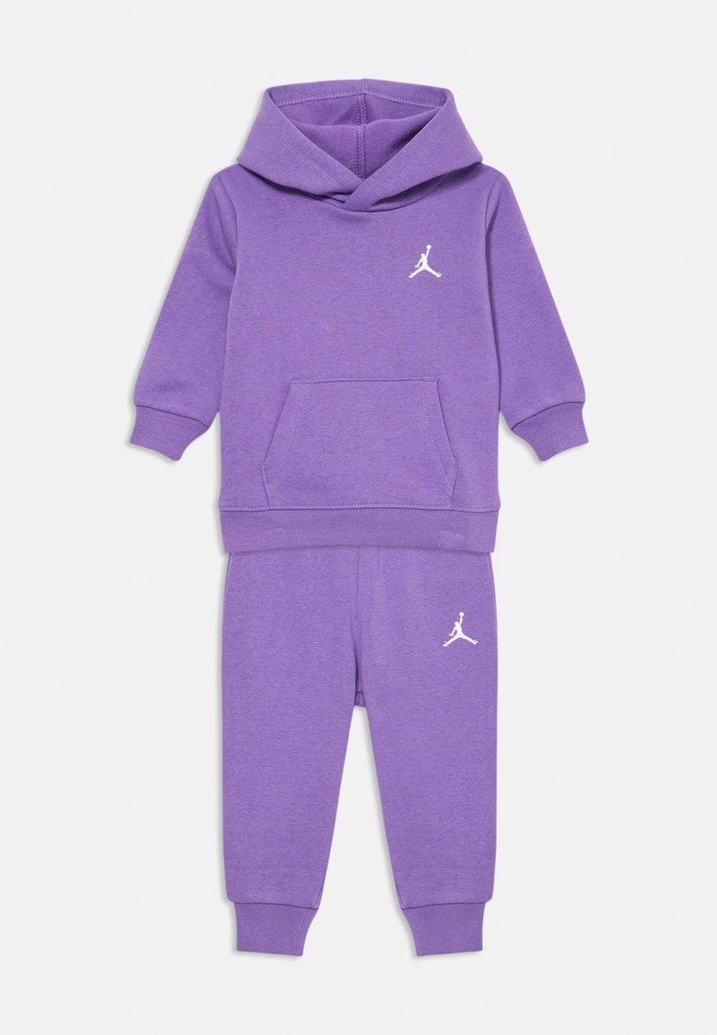 Paars hoodie en sweatpants set gemaakt van zachte stof. Bevat een voorkant zak en een wit logo op beide stukken. Elastische boorden maken de look af.