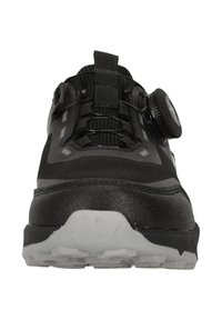 Svart sportskor med överdel av mesh, snörningssystem med ratt, gummisula, texturerade detaljer och förstärkt tå.