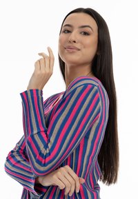 Camiseta de manga larga a rayas que presenta colores rosa, azul y dorado. La tela tiene una textura suave con un diseño ajustado y puños detallados.