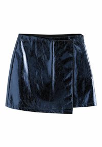 Fustă mini din faux leather neagră și lucioasă, cu o textură ușor crăpată. Prezentă un design asimetric de înfășurare și un tiv curat.