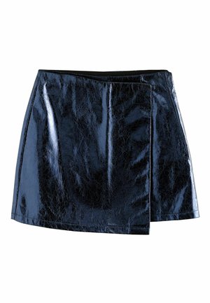Svart, glänsande konstläder mini kjol med en något skrynklig textur. Har en asymmetrisk inslagning och en ren fåll.