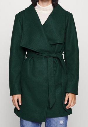 Cappotto verde in misto lana con design avvolgente, ampi risvolti e una cintura che si annoda in vita. Tessuto morbido, maniche lunghe e vestibilità comoda.
