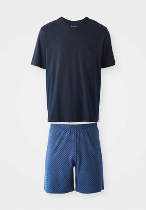 T-shirt marine à col en V avec poche, associé à un short bleu à motifs présentant un design en diamant et une taille élastique.