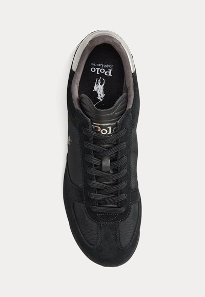 Svart Polo Ralph Lauren-sneaker med semsket og mesh-paneler, svarte lisser og logo på tungen og innersålen, vist ovenfra.