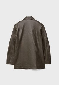 Giacca in pelle marrone scuro, di lunghezza media, con colletto a punte e una finitura liscia, leggermente testurizzata, senza hardware o pattern visibili.