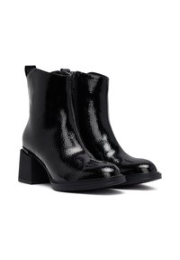 Botas negras de charol hasta el tobillo con una superficie texturizada, cierre de cremallera y un tacón cuadrado grueso, con un acabado elegante y brillante.