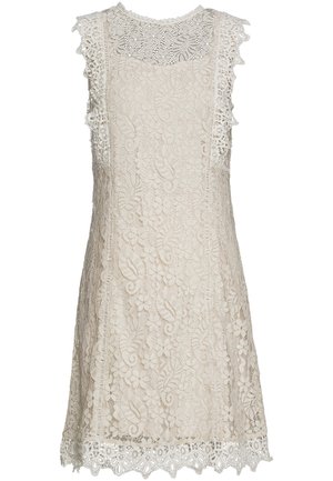 Ärmelloses beiges Spitzenkleid mit floralen Mustern, wellenförmigen Kanten und einem transparenten Spitzenbesatz am Ausschnitt.