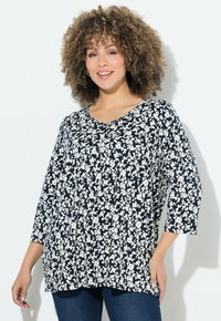 Námořnický modrý květinový top s výstřihem do V, tříčtvrtečními rukávy a volným střihem. Obsahuje malé bílé květinové vzory a měkkou texturu látky.