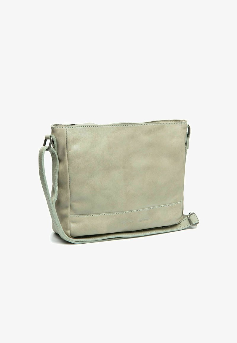 Bolso cruzado de cuero en gris claro, forma rectangular, textura suave, correa ajustable, cierre de cremallera, marca sutil en la parte delantera.