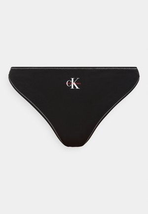 Μαύρο κάτω μέρος μπικίνι με λευκή ραφή και μικρό λευκό και κόκκινο λογότυπο "ck Calvin Klein" στο κέντρο της μπροστινής μέσης.