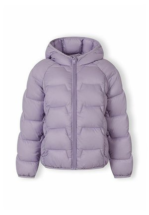 Jasnofioletowa pikowana kurtka z kapturem, pełnym zamkiem z przodu i poziomym przeszyciem, zaprojektowana na zimne warunki pogodowe.