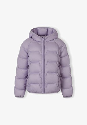 Jasnofioletowa pikowana kurtka z kapturem, pełnym zamkiem z przodu i poziomym przeszyciem, zaprojektowana na zimne warunki pogodowe.