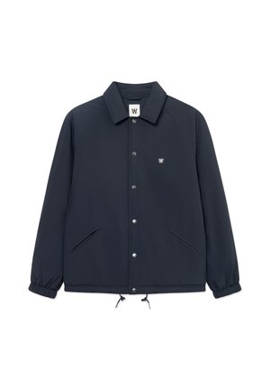 Dunkel marineblaue Jacke mit Kragen, Seitentaschen, elastischen Bündchen und kleinem weißem Logo auf der linken Brust. Kordelzug am unteren Saum.