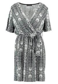 Vestido cruzado con un patrón de piel de serpiente, con un escote en V profundo, mangas cortas, cintura atada y tejido texturizado en blanco y negro.