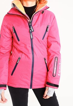 Rosa Winterjacke mit durchgehendem Reißverschluss, marineblauen Akzenten und mehreren mit Reißverschluss versehenen Taschen. Verfügt über eine Kapuze mit orangefarbener Fütterung und Logodetails.