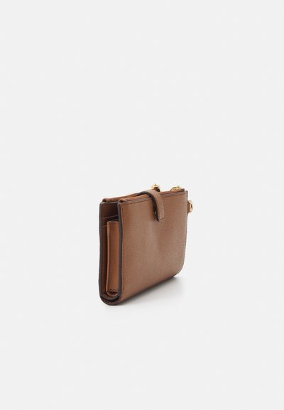 Portefeuille en cuir marron avec une surface texturée, design vertical, quincaillerie dorée et une poche intérieure visible de côté.