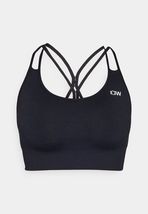 Černá sportovní podprsenka s dvojitými křížovými ramínky, vyrobená z elastické tkaniny. Má zaoblený výstřih a jemné logo na boku.