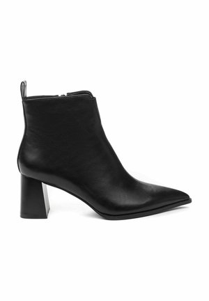 Bottine en cuir noir avec un bout pointu, un talon carré de hauteur moyenne et une fermeture éclair latérale. Texture lisse et design élégant.