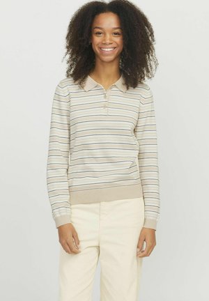Polo beige à manches longues avec des rayures verticales bleu et beige. Présente un col et une patte de boutonnage à trois boutons, fabriqué en tissu doux et léger.