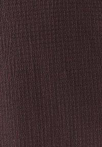 Tessuto strutturato di colore marrone scuro con un motivo ondulato, caratterizzato da sottili variazioni di colore e una consistenza morbida e a coste. Ideale per rivestimenti o tendaggi.