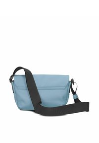 Borsa a tracolla azzurro chiaro realizzata in materiale sintetico morbido. Presenta una cinghia nera regolabile e una chiusura con zip, con una sottile cucitura orizzontale.