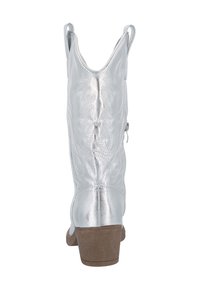 Botas de vaquero plateadas con patrones embellecidos intrincados, un eje de altura media, tacón marrón en contraste y lengüetas para facilitar su uso.