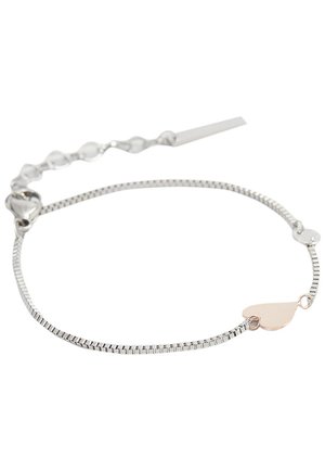 Armband in Silberoptik mit einer flexiblen Kette, einem kleinen rosa Herz-Anhänger und einer glatten, polierten Oberfläche.