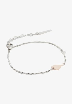 Zilverkleurige armband met een flexibele ketting, versierd met een klein roze hartbedel en een gladde, gepolijste afwerking.
