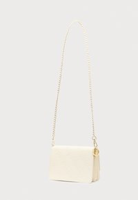 Λευκή τσάντα χειρός με υφή και διαγώνιο ανάγλυφο μοτίβο, χρυσή αλυσίδα λουρί και στρογγυλή μεταλλική λεπτομέρεια στο πλάι.