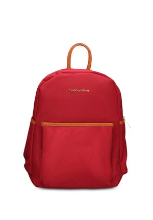 Sac à dos rouge avec poignée et garniture marron, poche avant zippée et logo de marque doré sur le panneau avant supérieur sur fond blanc.