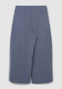 Pantaloni cropped a gamba larga in tessuto blu con una superficie liscia e senza chiusure o tasche visibili su uno sfondo semplice.