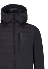 Schwarze Pufferjacke mit hohem Kragen und durchgehendem Reißverschluss; verfügt über eine gesteppten Textur und eine kleine Reißverschlusstasche auf der Brust.