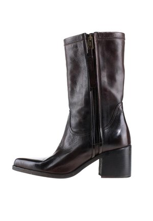 Botte mi-mollet en cuir noir avec fermeture éclair latérale, talon bloc et bout pointu, vue de profil extérieur sur fond blanc.