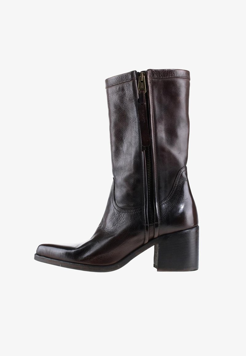 Botte mi-mollet en cuir noir avec fermeture éclair latérale, talon bloc et bout pointu, vue de profil extérieur sur fond blanc.