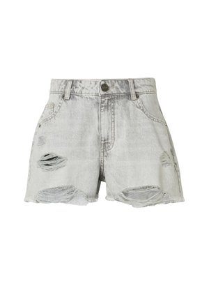 Hellgraue Jeansshorts mit ausgefransten Säumen und abgenutzten Rissen vorne und an den Seiten, mit Gürtelschlaufen und Knopfverschluss.
