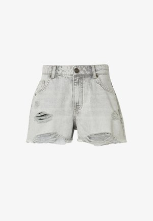 Hellgraue Jeansshorts mit ausgefransten Säumen und abgenutzten Rissen vorne und an den Seiten, mit Gürtelschlaufen und Knopfverschluss.