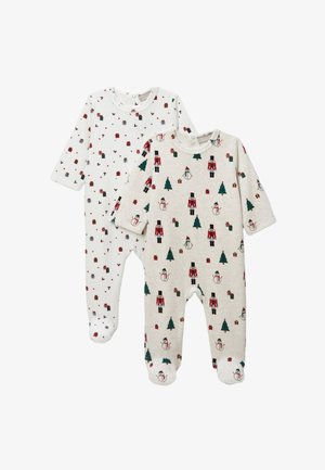 Deux pyjamas à manches longues : un blanc avec des cadeaux multicolores, l'autre beige avec des casse-noisettes, des bonhommes de neige et des sapins de Noël.
