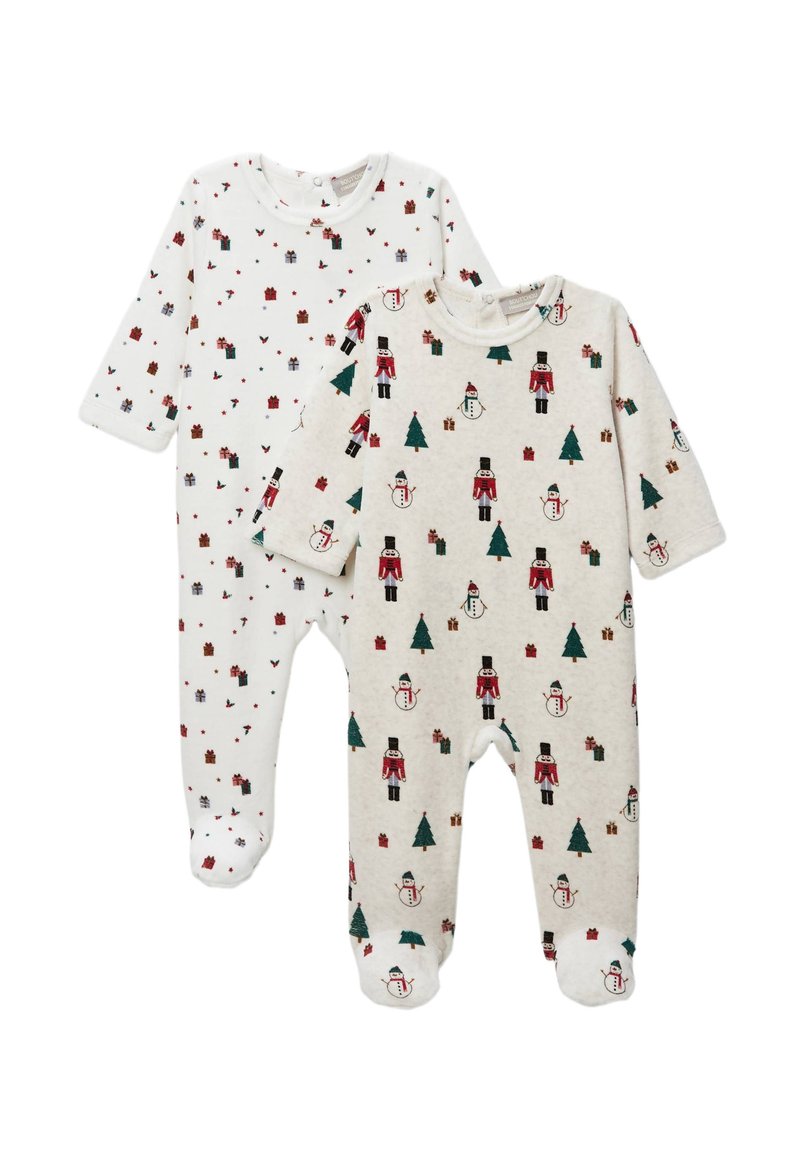Deux pyjamas à manches longues : un blanc avec des cadeaux multicolores, l'autre beige avec des casse-noisettes, des bonhommes de neige et des sapins de Noël.